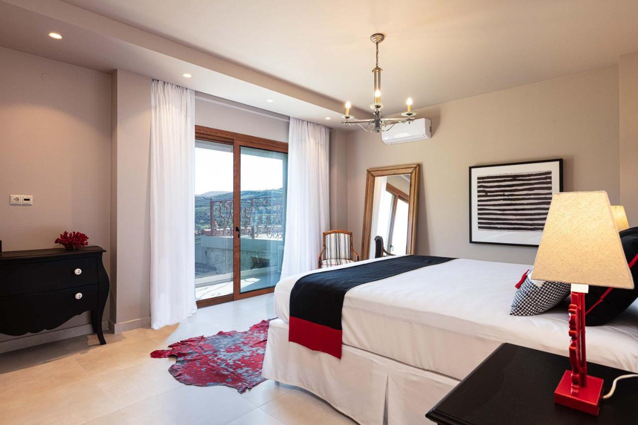 Villa Mantilari Wine Estate 7 Apartments 2 Private Pools 1 Heated Tennis Court Fitness Center Арханес Екстериор снимка